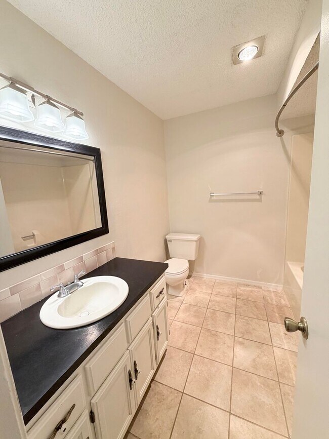 Building Photo - 3 Bedroom Single Family Home In Bentonville!