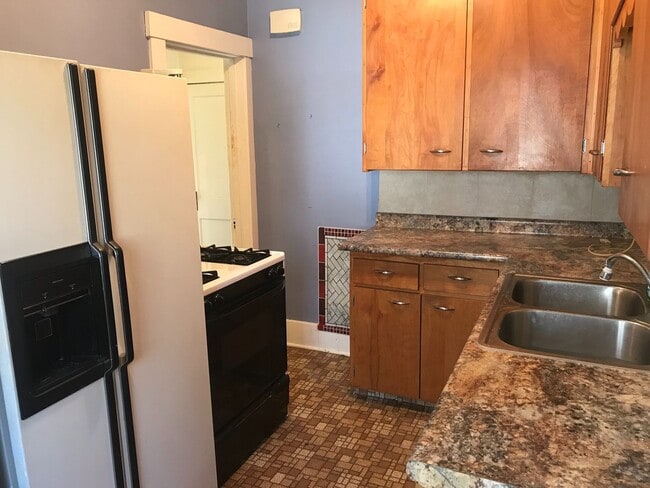 Building Photo - Cute 2 bedroom house $995