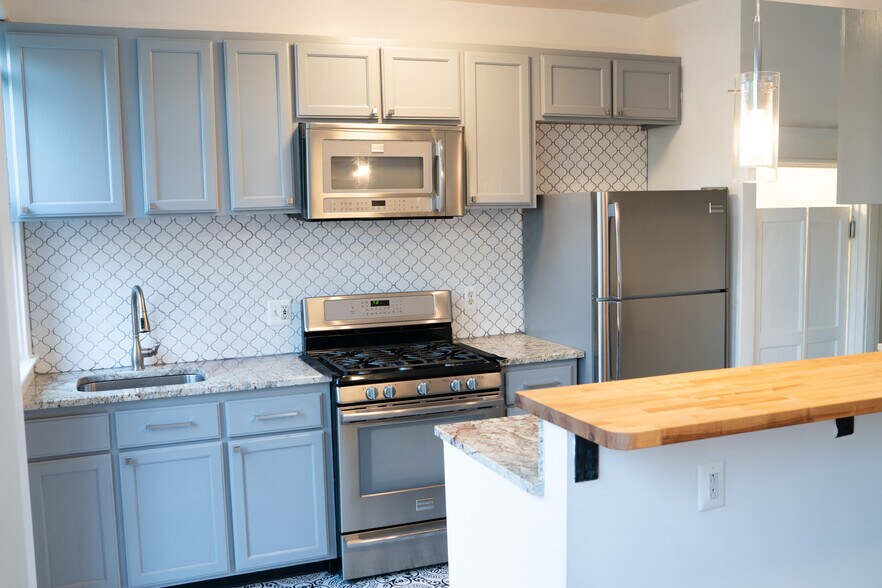 Building Photo - 630 Otis Pl NW