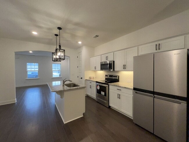 Building Photo - Spacious Townhome Located Minutes from Downtown Gallatin and Hendersonville!