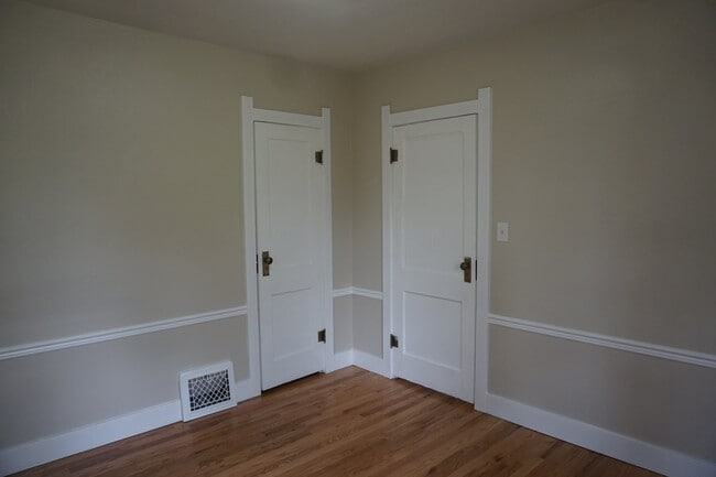 Building Photo - Cute Bungalow in Established Lakewood Neighborhood!