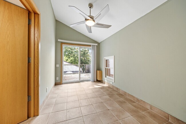 Building Photo - Charming Vintage Second Floor Duplex with In-Unit Laundry in Heart of Oak Park