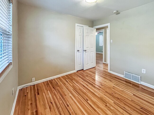 Building Photo - $0 DEPOSIT OPTION. CHARMING 3-BEDROOM HOME...