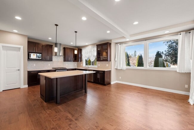 Building Photo - Amazing 4 beds/ 2.5 baths house in North Benson Hill/Renton.