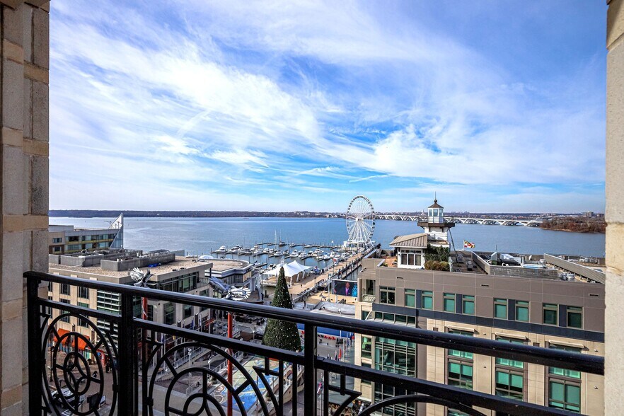 Roof Top Terrace - 155 POTOMAC Psge