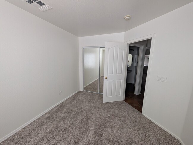 Building Photo - Tramonto Townhome - Tri-level