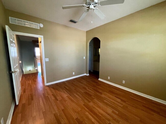 Building Photo - Lovely Townhome in Gate Community!
