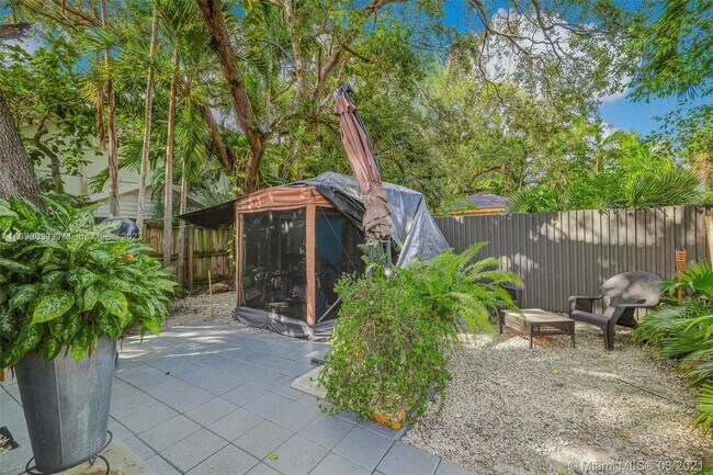 Building Photo - 385 NE 82nd Terrace