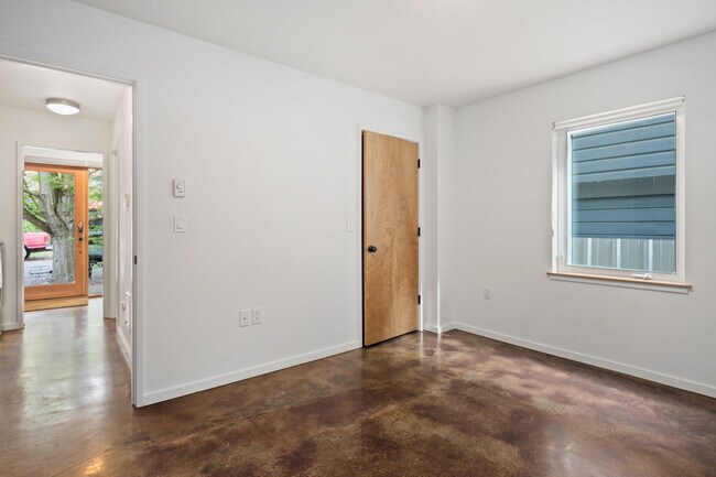 Building Photo - 504 NE Brazee St