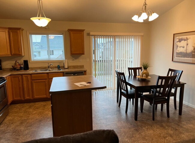 Building Photo - "Spacious 3-Bed, 2-Bath Sanctuary in Minot – 1817 Sq. Ft. of Comfort and Style!"