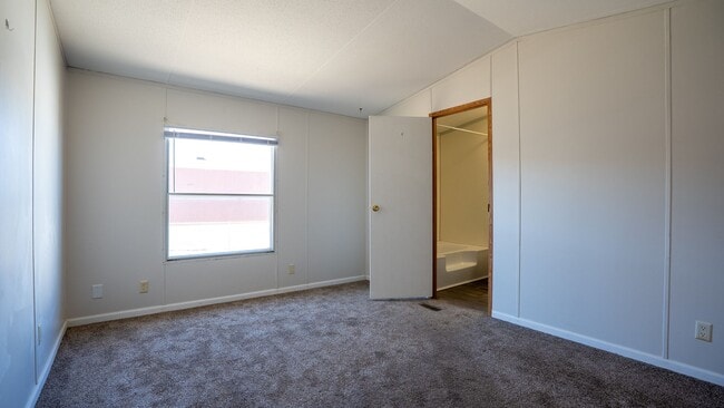 Building Photo - Bar Nunn Living