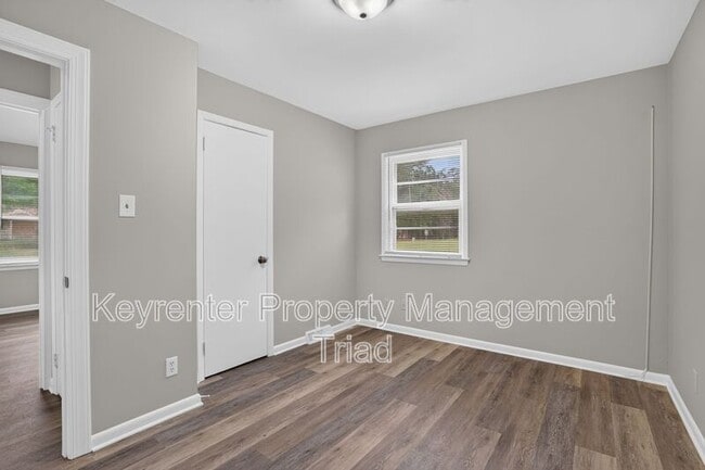 Building Photo - 300 Martingale Dr