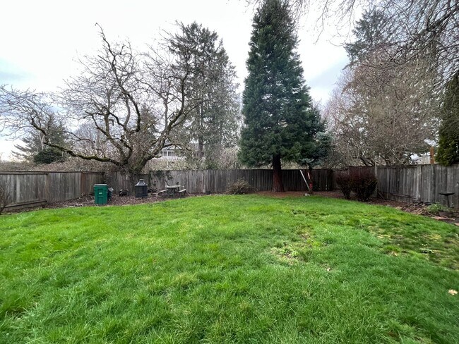 Building Photo - Beautiful 3 Bed, 2.5 Bath House in Central...