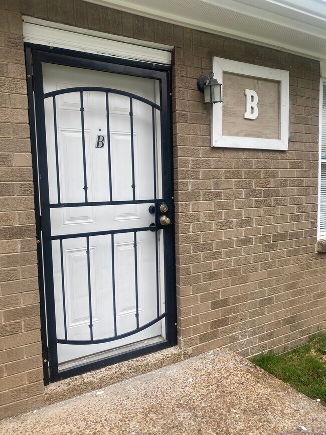 Entry to unit - 932 33rd Ave N