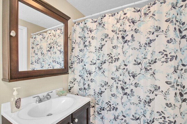 Building Photo - 14 Jones Ave