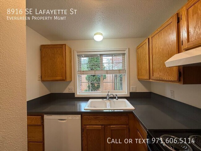 Building Photo - 8916 SE Lafayette St