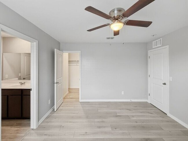 Building Photo - Home in Litchfield Park at Canyon Views! 5bd 4.5ba
