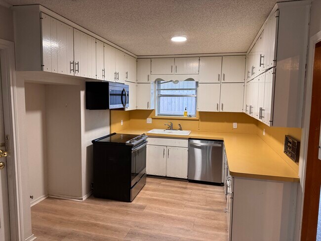 Building Photo - 6801 Lancelot Ct