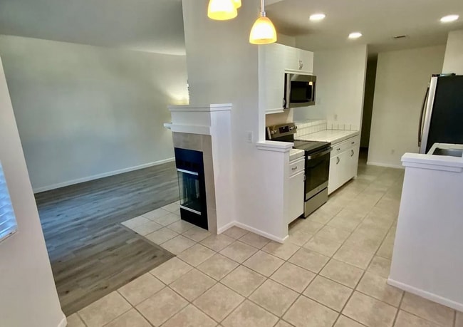Building Photo - Fabulous Canyon Meadows Condo - Move-In Re...
