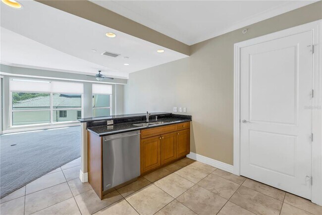 Building Photo - 400 Beach Dr NE