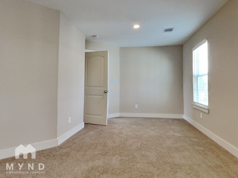 Building Photo - 5003 Higgins St