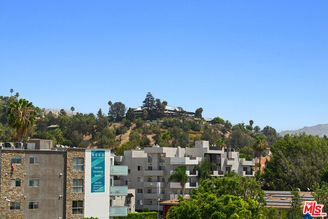 Building Photo - 7135 Hollywood Blvd