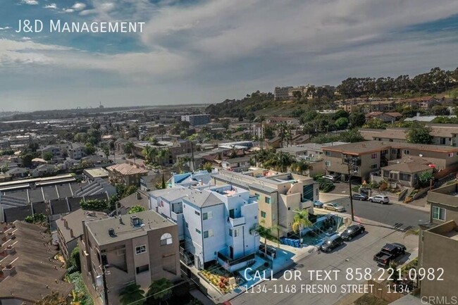 Building Photo - Luxury Townhouse w/ 2 Car Garage & Rooftop...