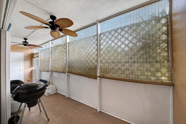 Building Photo - 2812 Garden Dr S