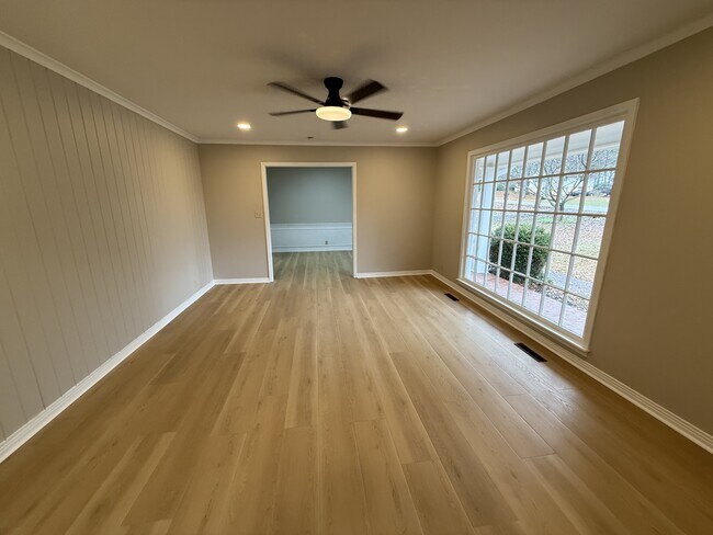 Building Photo - 565 Paris St