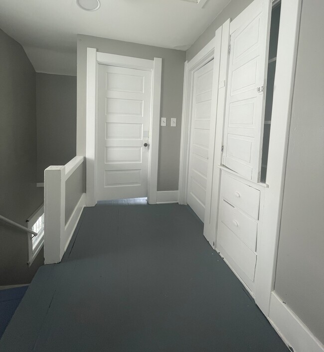 Building Photo - 554 Lucas St