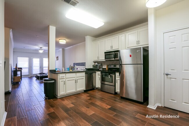 Primary Photo - 910 W 25th St