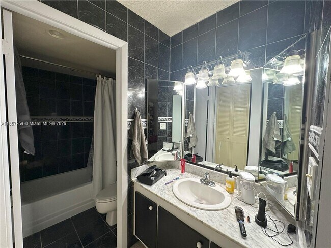 Building Photo - 1300 NE Miami Gardens Dr
