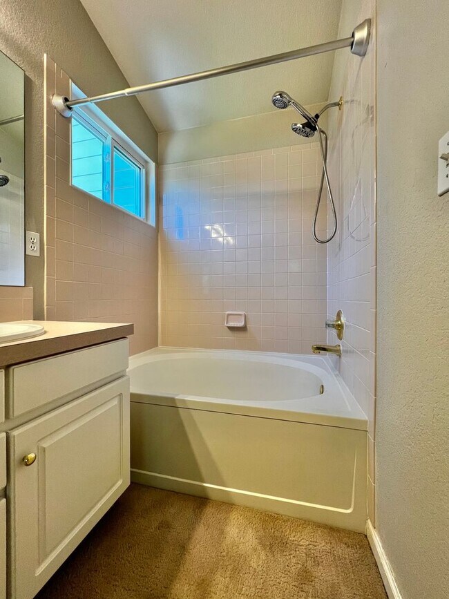 Building Photo - 3 Bed, 3 Bath House in Southeast Fort Coll...