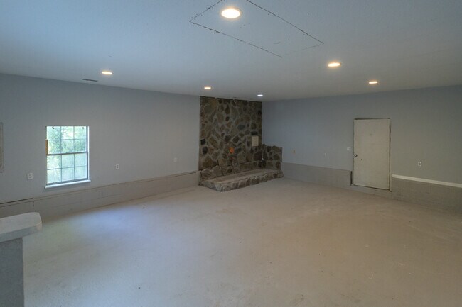 Building Photo - 770 Mahoney Rd