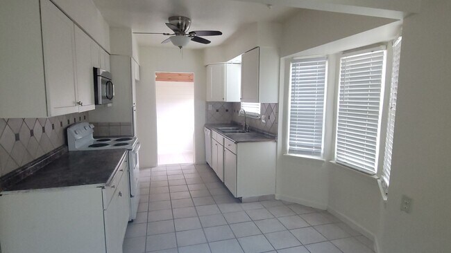 Building Photo - 9820 Greenacres Dr