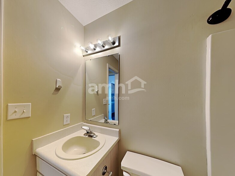 Building Photo - 13850 Bruddy Dr