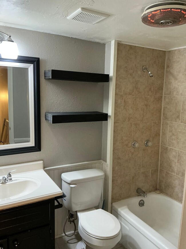 Building Photo - Updated and ready for move in!  Close to OU campus! Community Pool, fenced in courtyard! 3 bathro...