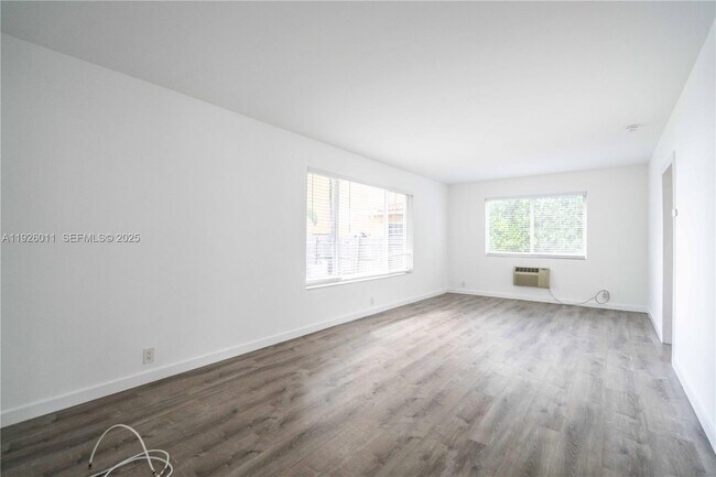 Building Photo - 1750 S Treasure Dr