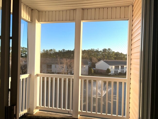 Building Photo - AVAILABLE SOON! 3 BED/2 BATH CONDO IN FOUNTAIN POINTE! FRESHLY PAINTED!