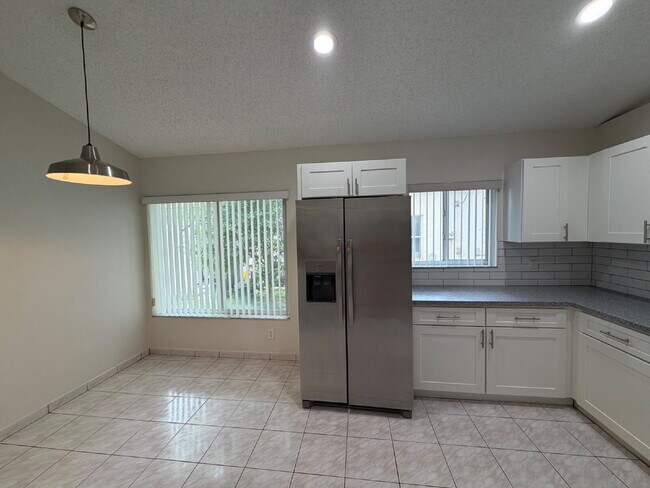 Building Photo - Beautiful Home with Large Great Room!