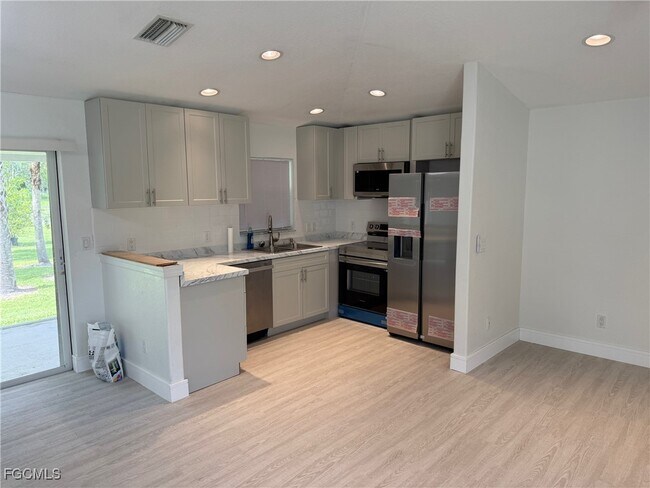 Building Photo - 3335 Everglades Blvd S