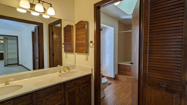Building Photo - Beautiful 5 Bed, 3.25 Bath Broadmoor Home!