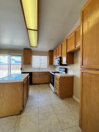 Building Photo - Nice Home in convenient location near ever...