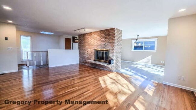 Building Photo - Spacious 5-Bedroom Kirkland Home – Daylight Basement, RV Parking, Quiet Private Drive & Top Schools!