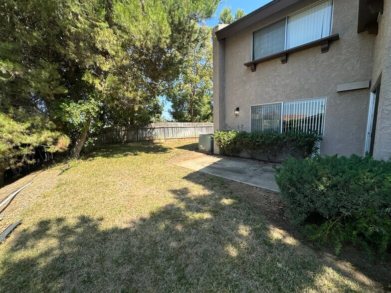 Building Photo - 330 Ivy Ln