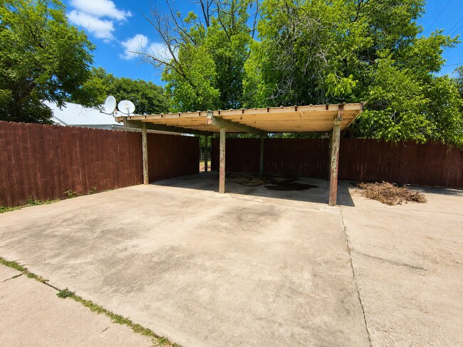 Building Photo - COMPLETELY REMODELED 3 BEDROOM, 2 BATHROOM HOME COMING SOON!