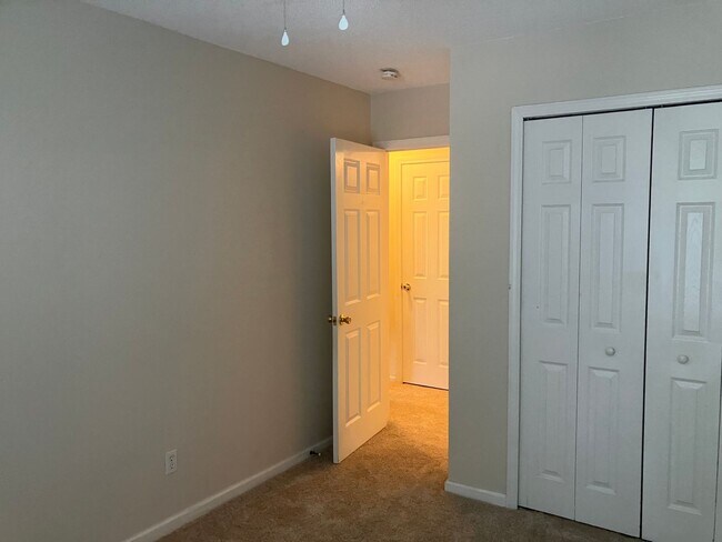 Building Photo - 3BR / 2.5BA @ Westbury Park