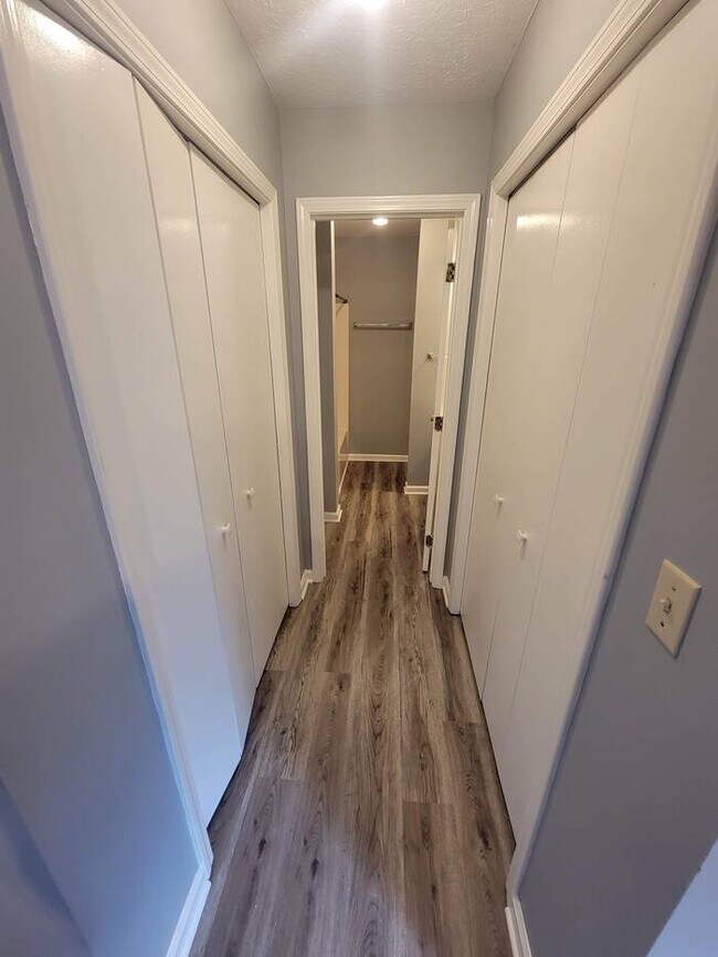 Building Photo - 4 Bed, 2 Bath duplex off of Westport Road