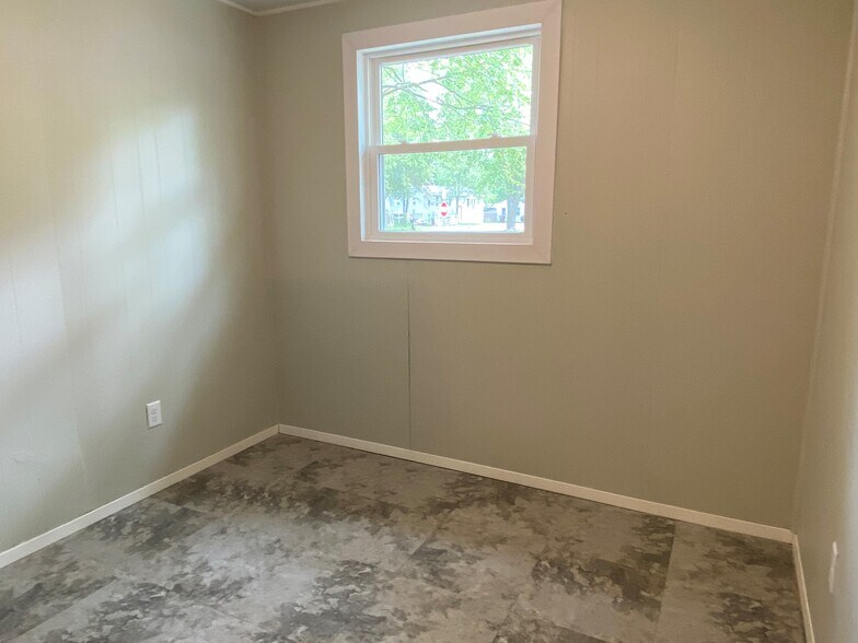 Building Photo - 2605 Roland Dr