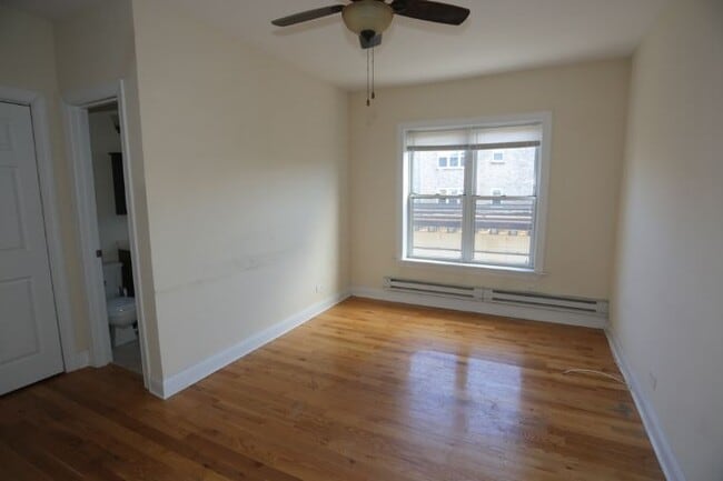 Building Photo - 952 W Cornelia Ave